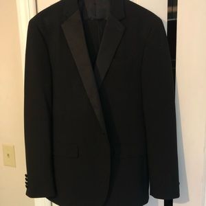 Men’s 40R notch lapel tuxedo